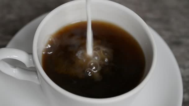 tasse de café chaud avec du lait 