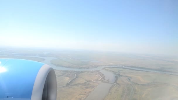 Река Дон, вид через окно самолета — стоковое видео