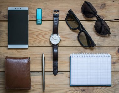 Set arka plan mans: m-cüzdan, smartphone, kalem, saat, Not defteri ve güneş gözlüğü