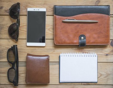 Set arka plan mans: smartphone, güneş gözlüğü, kalem, m-cüzdan ve Not defteri