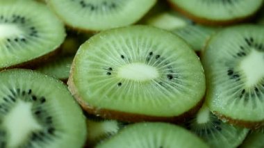 Üstten görünüm: Kivi dilimlerini döndürme