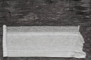 ahşap bir masa üzerinde tıbbi sargı