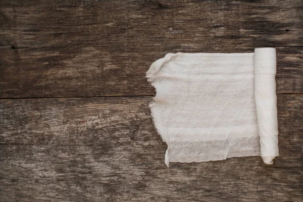 Medizinische Binde auf einem Holztisch — Stockfoto