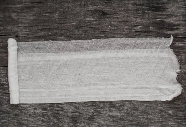 Medyczne bandaż na drewnianym stole — Zdjęcie stockowe
