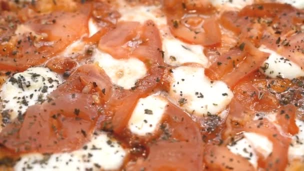 Pizza margherita yakın çekim — Stok video