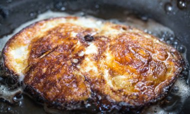 bir tava pişirme yumurta