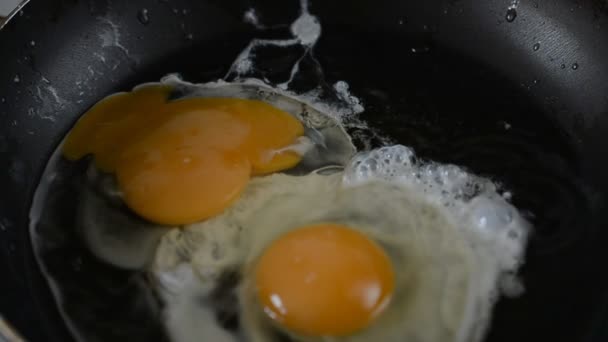 Frite dois ovos na panela — Vídeo de Stock