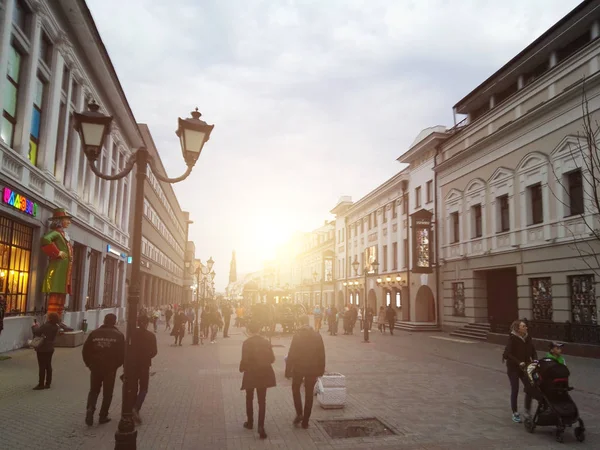 Казань, Россия - май 2018 года: Туристы и местные жители идут по пешеходной улице Баумана . — стоковое фото