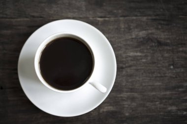 Kahve Kupası arka plan ve ahşap zemin, boşaltmak üzerine kahve çekirdekleri