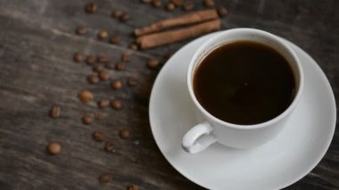 Kahve fincanı arka plan üzerinde ahşap masa