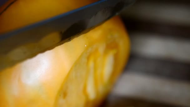 Cortar tomate amarillo por cuchillo culinario — Vídeos de Stock
