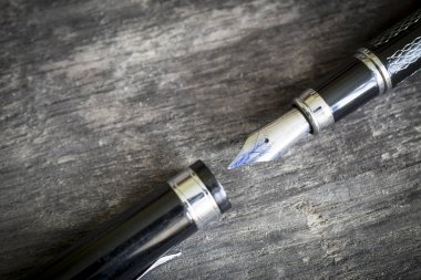 Tablo üzerinde dolma kalem yakın çekim