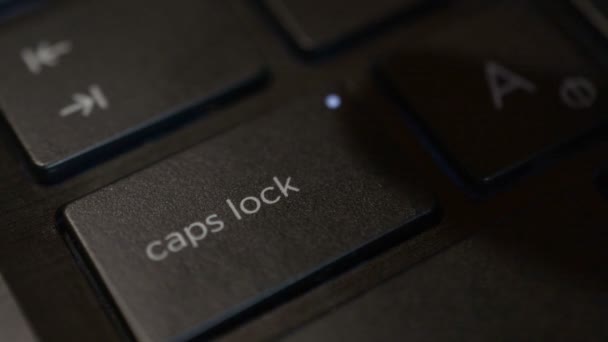 Видеозапись, на которой человеческий палец нажимает кнопку Caps Lock — стоковое видео