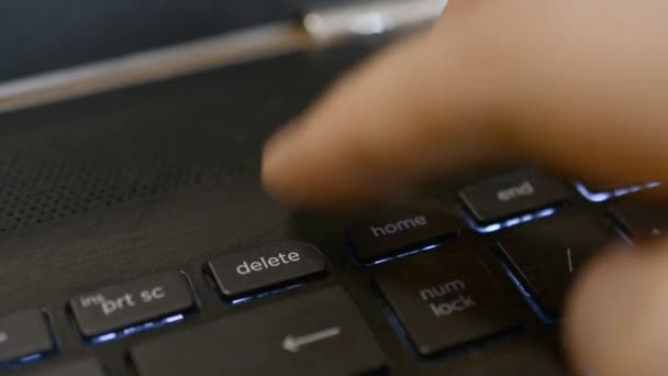 Naciskając klawisz delete na klawiaturze laptopa lub komputera — Wideo stockowe
