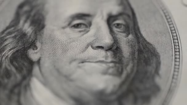 Portret van Voorzitter Benjamin Franklin op een honderd Dollar bill draaien in Macro. — Stockvideo