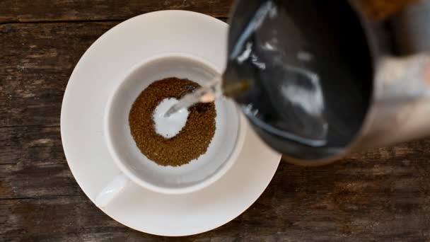 Blick von oben auf Kaffee gießen in Tasse aus Geysir-Kaffeemaschine — Stockvideo