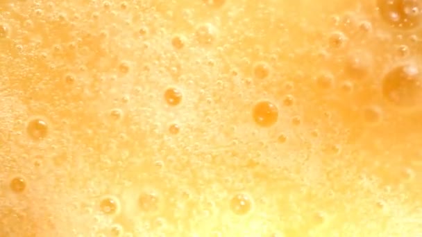 Gele achtergrond rechts gedraaid, verse honing — Stockvideo