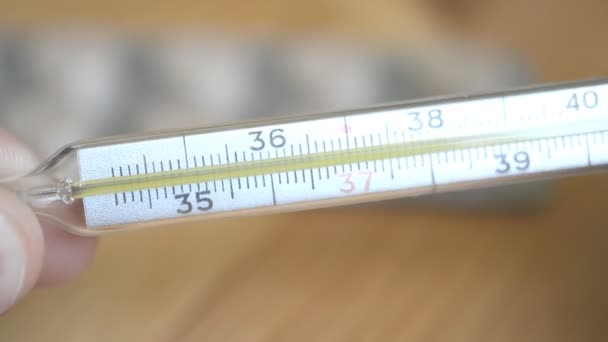 Termómetro de mercurio de vidrio toma temperatura — Vídeos de Stock