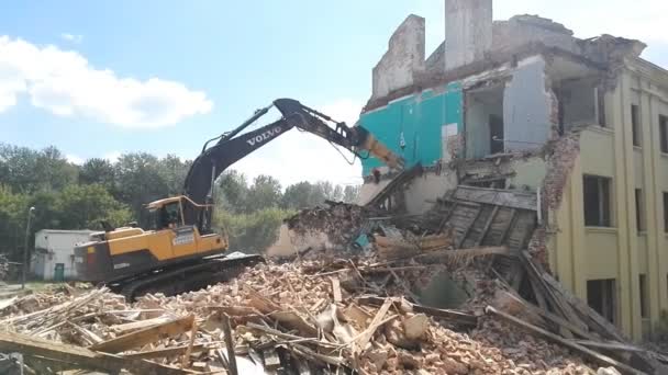 Gomel, Vitryssland - 3 augusti 2018: Volvo destruktiva maskin byggnad rivning — Stockvideo