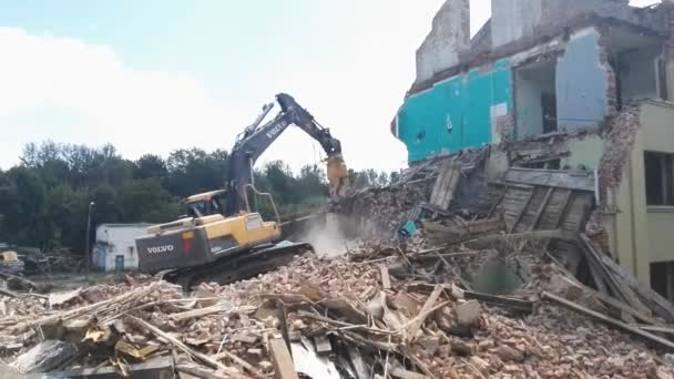 Gomel, Bělorusko - 4 srpna 2018: Volvo destruktivní stroj demolice budovy