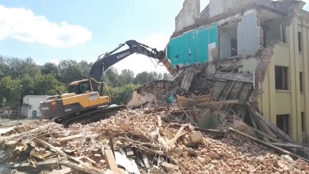 Gomel, Bělorusko - 4 srpna 2018: Volvo destruktivní stroj demolice budovy