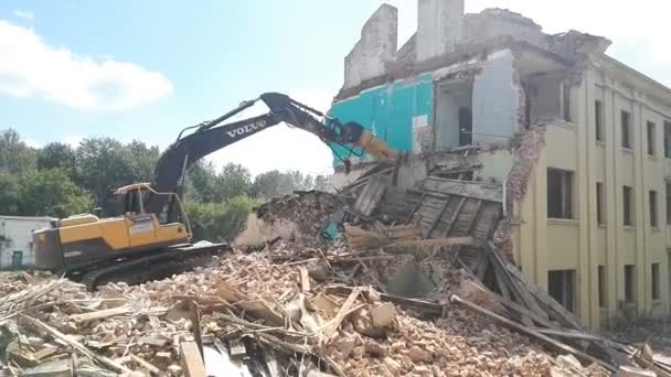 Gomel, Λευκορωσία - 4 Αυγούστου 2018: Καταστροφική μηχανή Volvo κατεδάφιση κτιρίου — Αρχείο Βίντεο