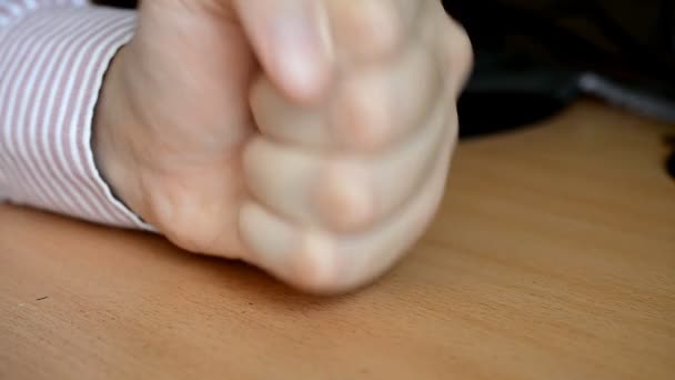 Männliche Hand schlägt auf Tisch — Stockvideo