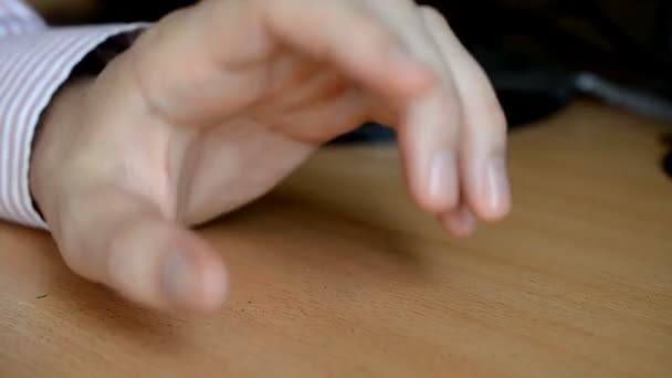 Mann schlägt Finger auf den Tisch — Stockvideo