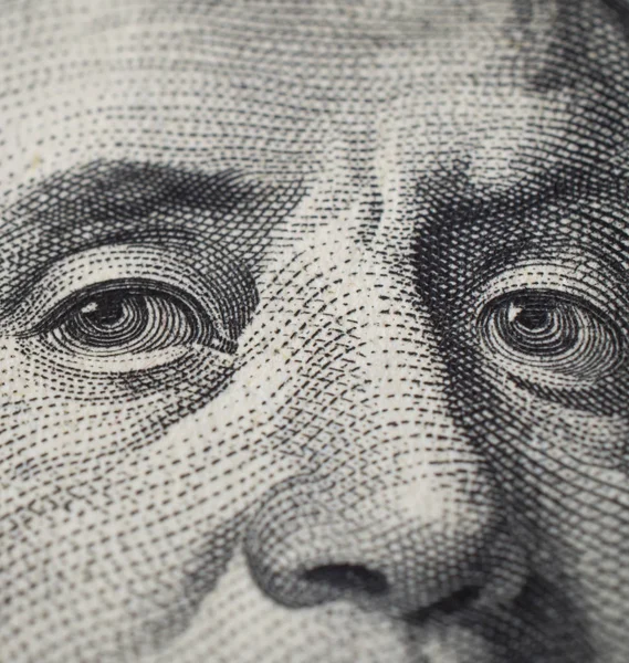 Franklin ögon på hundra dollar bill — Stockfoto