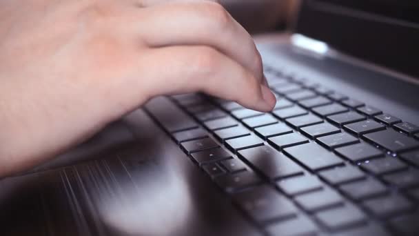 Digitação de teclado portátil. Mãos toque digitando em um teclado de laptop . — Vídeo de Stock