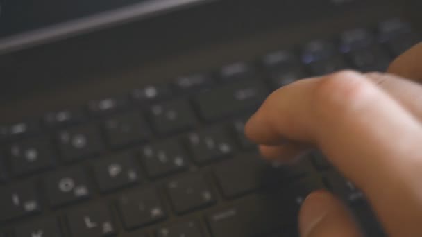 Laptop russische Tastatur schließen Tippfinger — Stockvideo