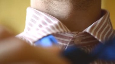 Başlarken soyun dinlenmek için mavi bir kravatın untying dostum.