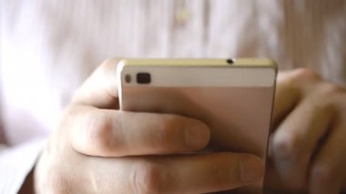 Dokunmatik ekran mesaj cep telefonu kullanan adam closeup