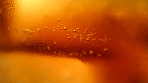 Бульбашки безалкогольних напоїв і лід — стокове відео