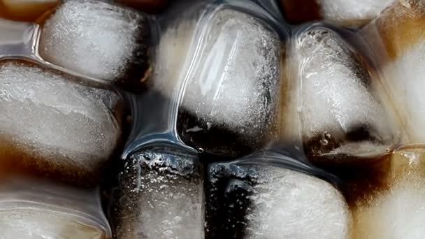 Cola met ijs achtergrond bovenaanzicht — Stockvideo