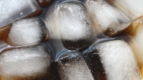 Cola con vista superior de fondo de hielo — Vídeos de Stock