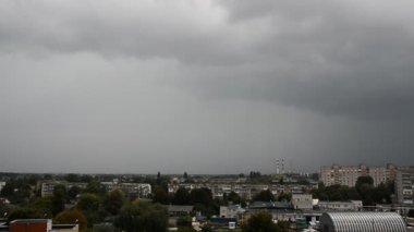 Ağır fırtına bulutların şehir rooftops üzerinde