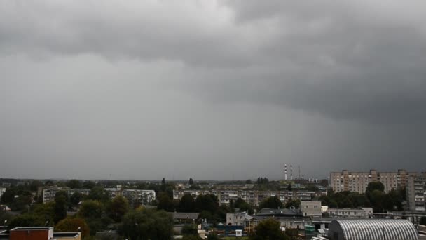 Silná bouře mraky nad střechami města — Stock video