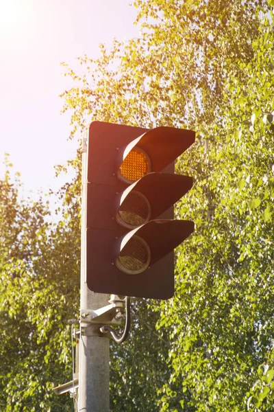 Trafikljuset visar röd signal — Stockfoto