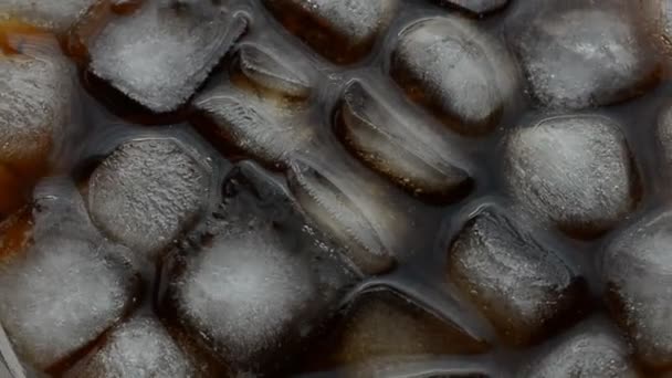 Fondo de cola con hielo — Vídeo de stock