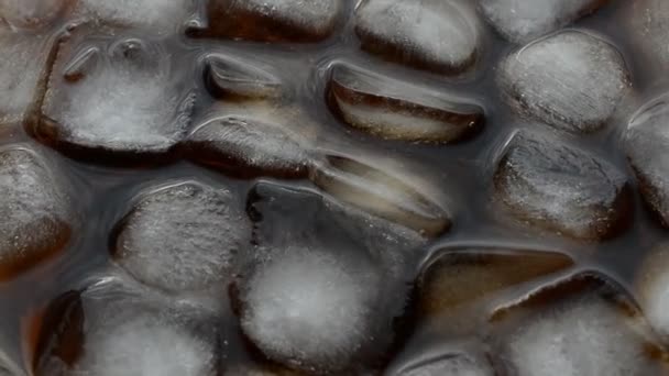 Boisson au cola avec glace close up — Video