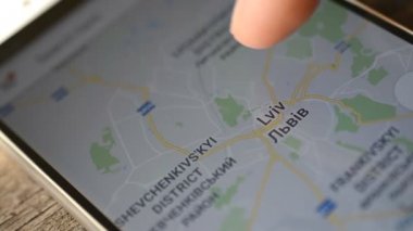 Gomel, Belarus - Ağustos, 2018: bir Google Maps uygulaması üzerinde Android cihaz kullanan kişi. Lviv city, Ukrayna.