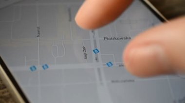 Gomel, Belarus - Ağustos, 2018: bir Google Maps uygulaması üzerinde Android cihaz kullanan kişi. Lodz şehir, Polonya.