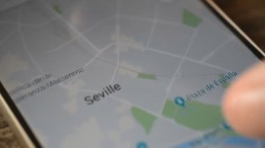 Gomel, Belarus - Ağustos, 2018: bir Google Maps uygulaması üzerinde Android cihaz kullanan kişi. Seville şehir, İspanya.