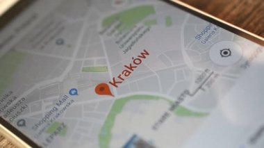 Gomel, Belarus - Ağustos, 2018: bir Google Maps uygulaması üzerinde Android cihaz kullanan kişi. Krakow şehir, Polonya.