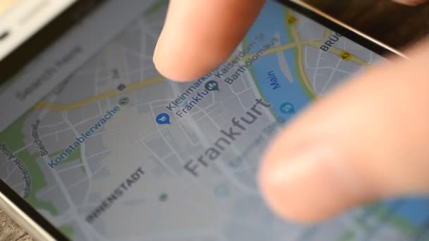 Γκομέλ:, Λευκορωσία - Αυγούστου 2018: Πρόσωπο χρησιμοποιώντας μια εφαρμογή Χάρτες Google στη συσκευή Android. Πόλη: Φρανκφούρτη, Γερμανία. — Αρχείο Βίντεο