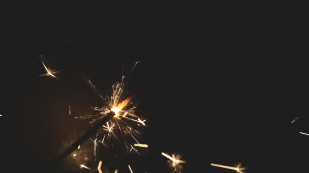 Queimando sparkler flutuando no ar no fundo preto — Vídeo de Stock