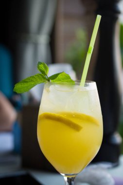 Sarı kuş kokteyl limon ile.