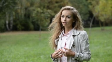 güzel genç kız röportaj parkta konuşuyor