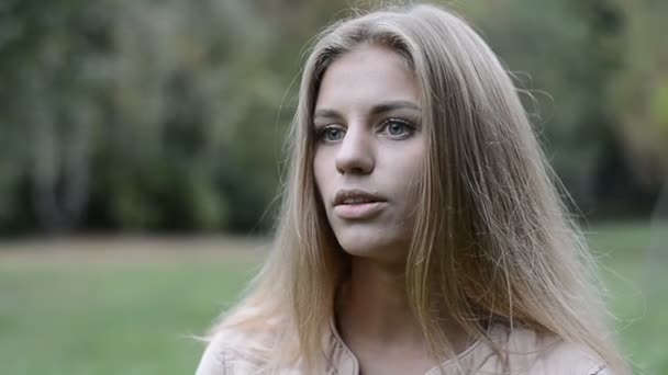 Retrato hermosa joven hablando en el parque — Vídeos de Stock